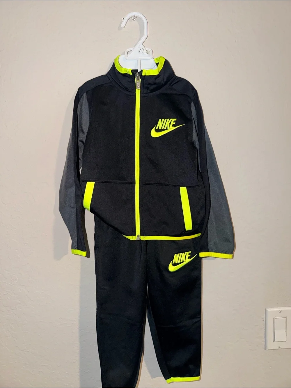 Nike Boys 2T Tracksuit 2-Piece Jacket & Pants Black Volt Green NWT